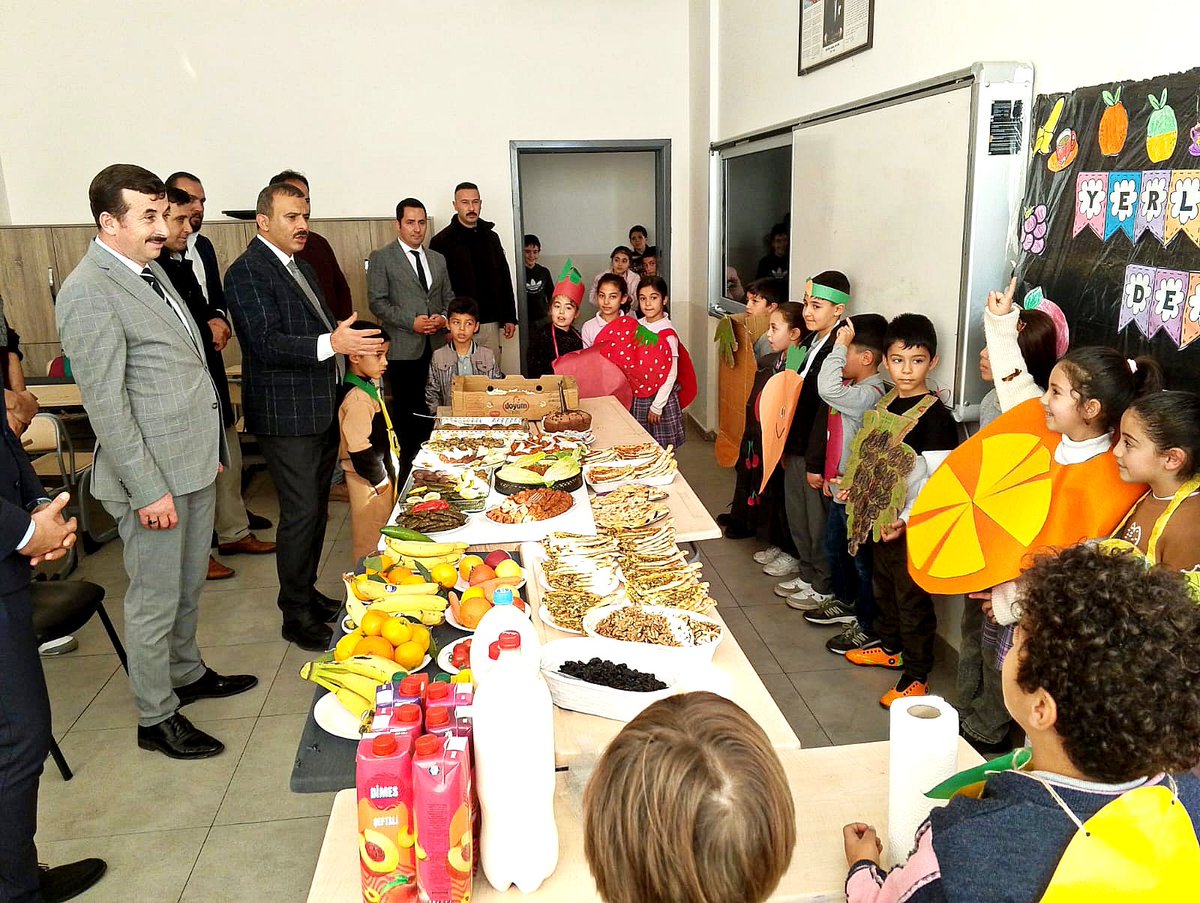 🇹🇷 Öncüpınar İlkokulumuz ve Ortaokulumuz tarafından düzenlenen Yerli Malı Haftası etkinliği, öğrencilerin, öğretmenlerin ve velilerin destekleri, Vali Yardımcımız Sayın Murat Demirbilek ile İl Millî Eğitim Müdürümüz Sayın İbrahim Açıkgöz katılımıyla gerçekleşti.