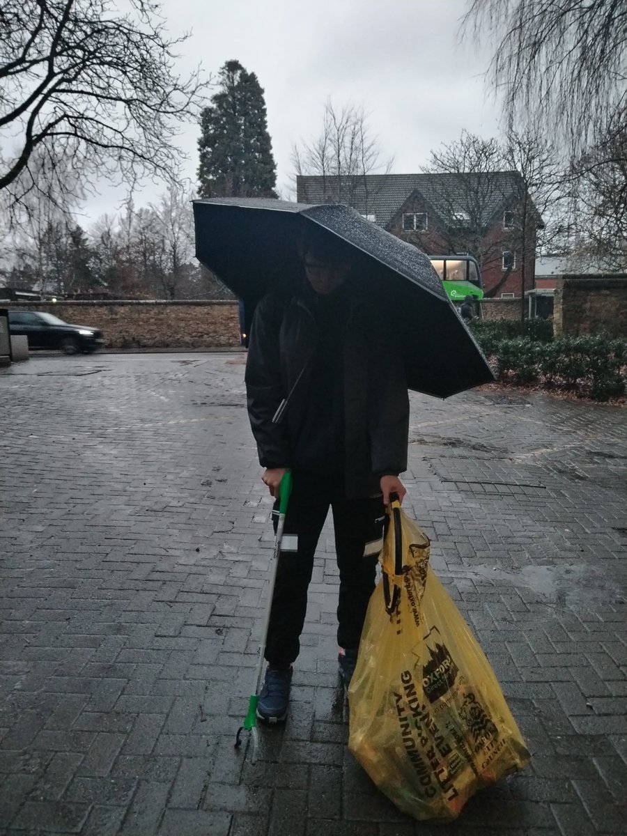 A rainy day litterpicking on Cheney Lane! Keep your spirits up!☂️