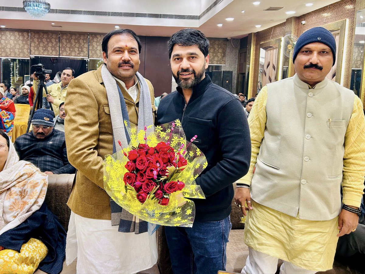 दैनिक जागरण द्वारा आयोजित कवि सम्मेलन में मुख्य अतिथि माननीय क्षेत्रीय अध्यक्ष श्री Kamlesh Mishra जी का कार्यक्रम में स्वागत किया