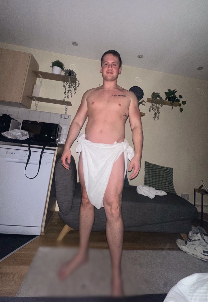49eerfc's tweet photo. woke up still in my shower towel from last night https://t.co/Lnp1mdKuV8