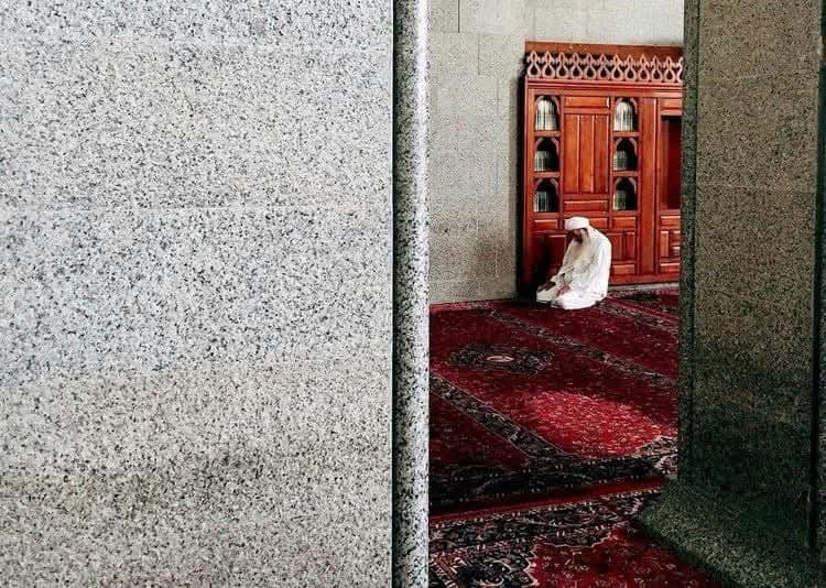 "أَنا لَا أُضام وفِي رِحابك عِصمةٌ 
 أَنا لَا أخافُ وفِي حِماك أَماني!"