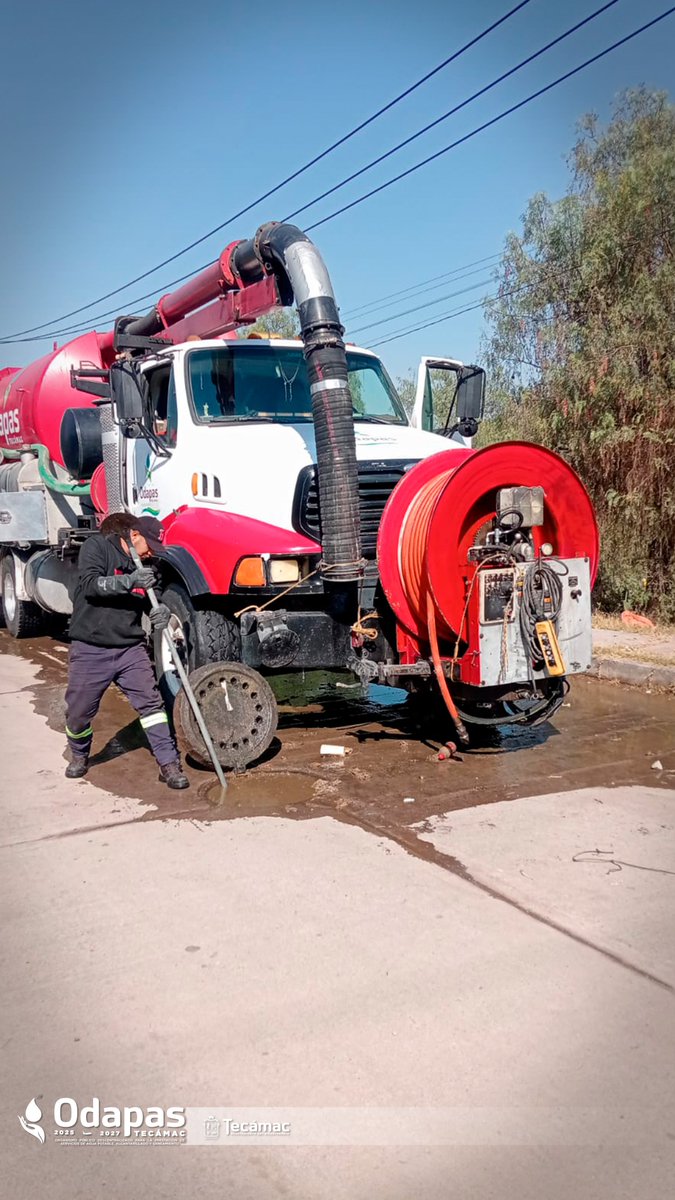AyuntaTec2025's tweet photo. Esta semana atendimos el desazolve de una coladera obstruida en la calle Joaquín Amaro, en Santa María Ozumbilla.

Se retiraron residuos como costales, bolsas, toallas húmedas, grasa y sedimentos que impedían el flujo del drenaje. ♻️

#ODAPAS #Tecámac https://t.co/ebn3oM45MA