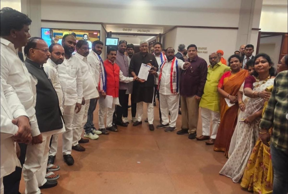 jajulasrinivas5's tweet photo. నూడిల్లి

బిసి డిమాండ్ల సాధన కోసం పార్లమెంటు లో కేంద్ర మంత్రి గజేంద్ర సింగ్ షేకవత్ గారిని, సిపిఎం, ఆప్ పార్లమెంటు సభ్యులను, రాజ్యసభ సభ్యులు వద్దిరాజు రవి గారు మరియు సహచర బిసి ఉద్యమ నేతలతో కలిసి వారిని కలువడం జరిగింది... 

జాజుల శ్రీనివాస్ గౌడ్ https://t.co/Dmp5dLNDYo