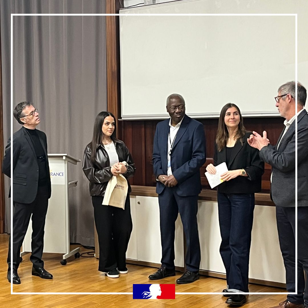 acgrenoble's tweet photo. 📚 Valoriser l’excellence en voie technologique 

Lors d’une cérémonie à la Banque de France de Grenoble, le recteur Philippe Dulbecco a remis le Prix de l’Excellence Économique à trois lauréates de la voie #STMG 🎓

Pour + d’infos 👉 https://t.co/fzK4QpcF22 https://t.co/46KCOoG4K9