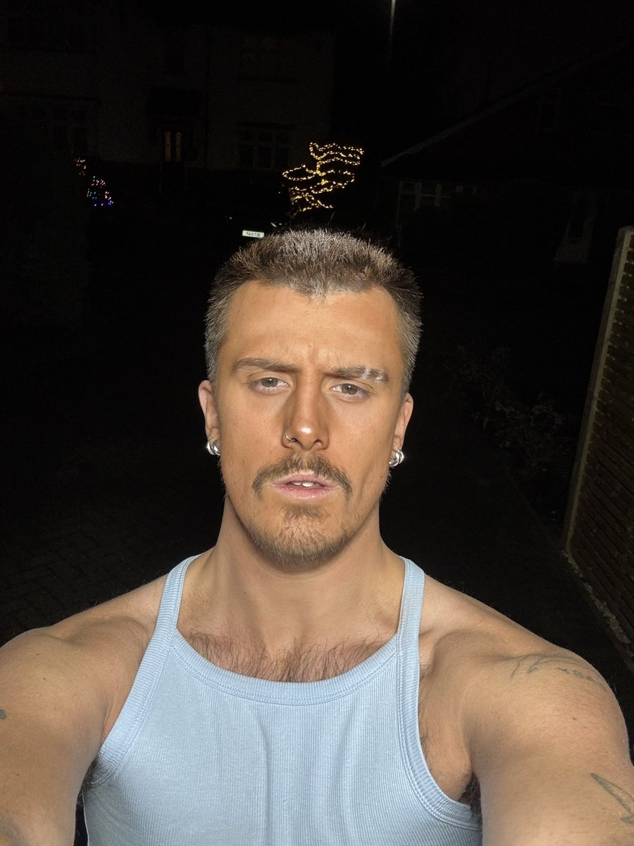 SaSamelliott2's tweet photo. Taking pics in the garage light https://t.co/dsFBL56Qla