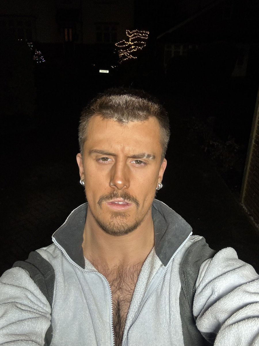 SaSamelliott2's tweet photo. Taking pics in the garage light https://t.co/dsFBL56Qla