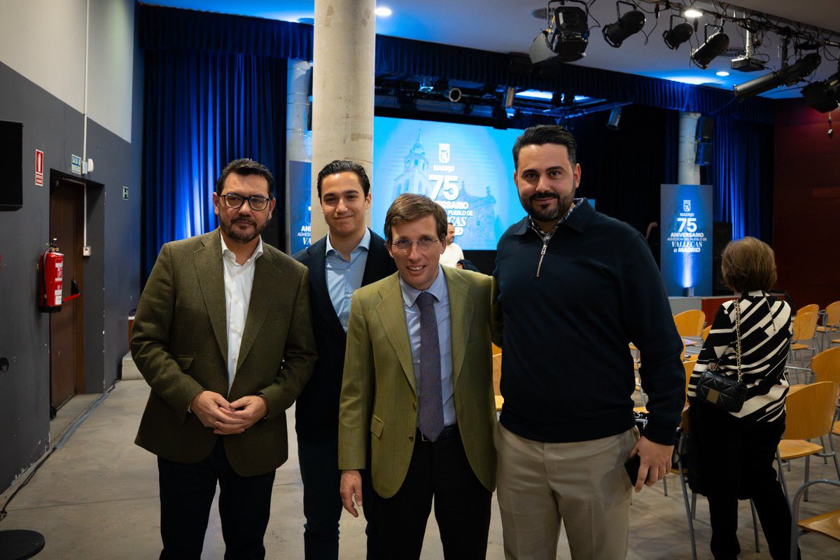 El Vallecas C.F., reconocido en el 75º aniversario de la adhesión de Vallecas a Madrid 🏟️⚽

Nuestro club fue homenajeado por su labor formativa y deportiva en el distrito, en un acto presidido por el alcalde José Luis Martínez-Almeida.

#VamosVallecas 🔵⚪