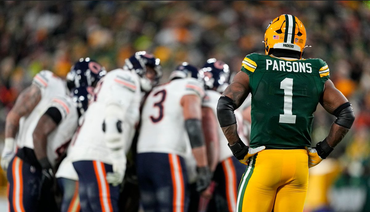 PackersRTB's tweet photo. Packers DC Jeff Hafley Makes Huge Prediction for Micah Parsons in 2026:

READ via @KulhaSports: https://t.co/YdDMV0qbLQ

#GoPackGo #Packers #PackersRoundtable #MicahParsons https://t.co/VSPOI0a1OH