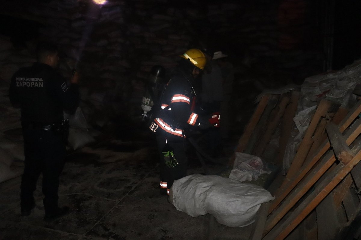 UMPCyBZ's tweet photo. #Entérate 🔥
Durante la madrugada, oficiales de #Base2 atendieron un incendio en un comercio de forrajes, en el cruce de Juan Manuel Ruvalcaba y 5 de Mayo, en Santa Lucía. El fuego se confinó a una bodega (10×5 m); fue controlado sin riesgo de propagación ni personas lesionadas. https://t.co/v3Kuvmwmhh