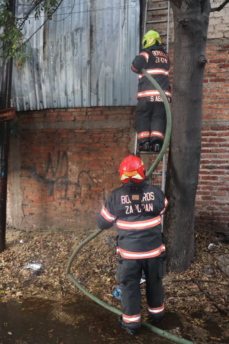 UMPCyBZ's tweet photo. #Entérate 🔥
Durante la madrugada, oficiales de #Base2 atendieron un incendio en un comercio de forrajes, en el cruce de Juan Manuel Ruvalcaba y 5 de Mayo, en Santa Lucía. El fuego se confinó a una bodega (10×5 m); fue controlado sin riesgo de propagación ni personas lesionadas. https://t.co/v3Kuvmwmhh