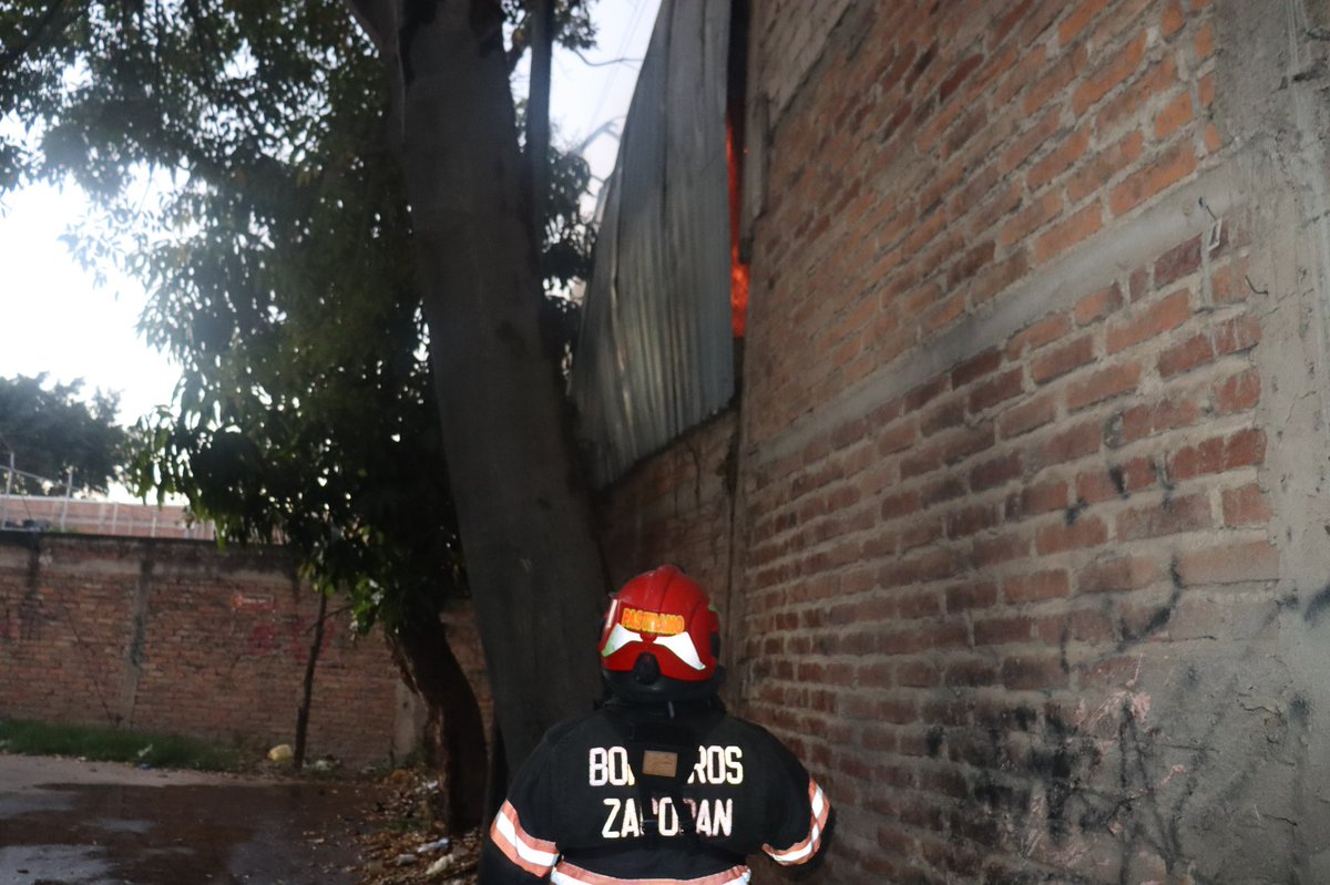 UMPCyBZ's tweet photo. #Entérate 🔥
Durante la madrugada, oficiales de #Base2 atendieron un incendio en un comercio de forrajes, en el cruce de Juan Manuel Ruvalcaba y 5 de Mayo, en Santa Lucía. El fuego se confinó a una bodega (10×5 m); fue controlado sin riesgo de propagación ni personas lesionadas. https://t.co/v3Kuvmwmhh