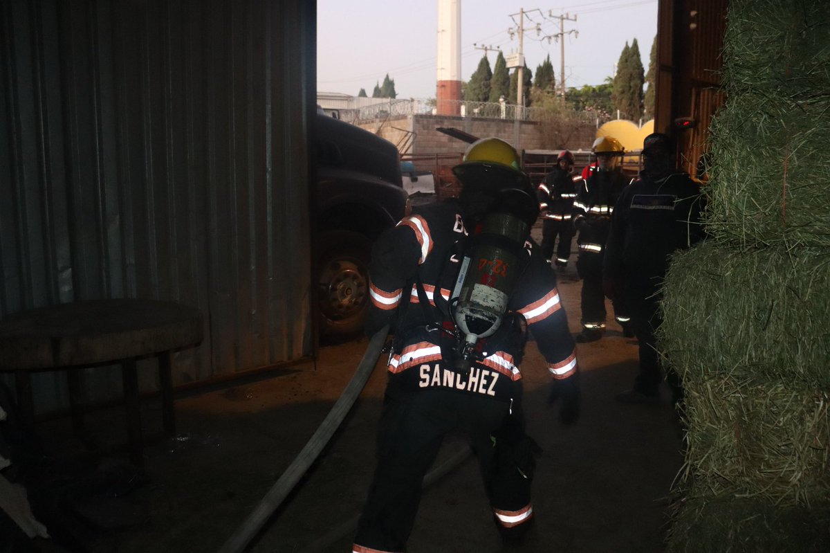 UMPCyBZ's tweet photo. #Entérate 🔥
Durante la madrugada, oficiales de #Base2 atendieron un incendio en un comercio de forrajes, en el cruce de Juan Manuel Ruvalcaba y 5 de Mayo, en Santa Lucía. El fuego se confinó a una bodega (10×5 m); fue controlado sin riesgo de propagación ni personas lesionadas. https://t.co/v3Kuvmwmhh