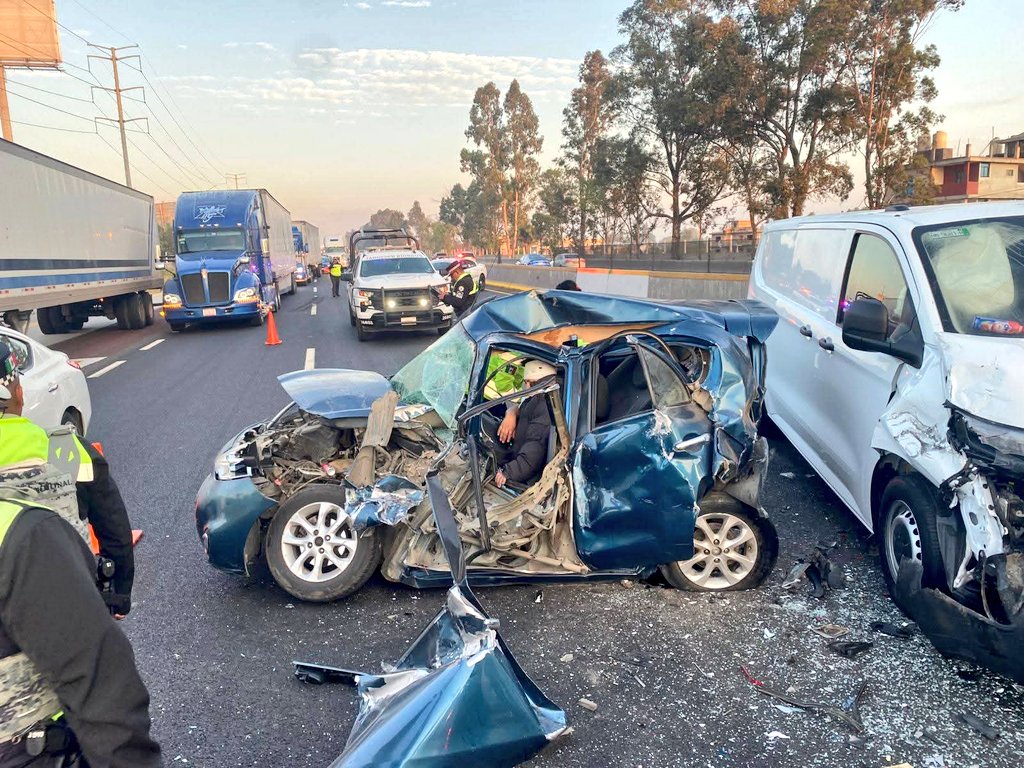 regionalpuebla's tweet photo. 🚧 Así se observa el choque múltiple ocurrido está mañana en la autopista México-Puebla, a la altura de Los Cochinitos, en San Francisco Ocotlán.

☝️ Las maniobras para el retiro de las unidades continúa, maneje con precaución en la zona. https://t.co/8lqh38mNQZ