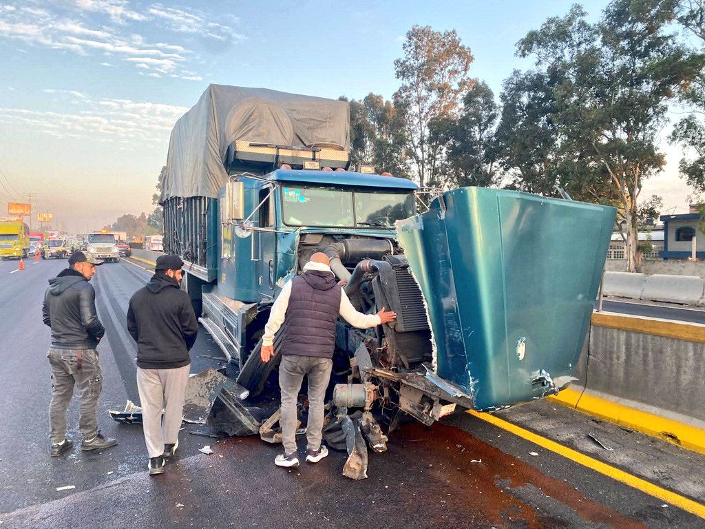 regionalpuebla's tweet photo. 🚧 Así se observa el choque múltiple ocurrido está mañana en la autopista México-Puebla, a la altura de Los Cochinitos, en San Francisco Ocotlán.

☝️ Las maniobras para el retiro de las unidades continúa, maneje con precaución en la zona. https://t.co/8lqh38mNQZ