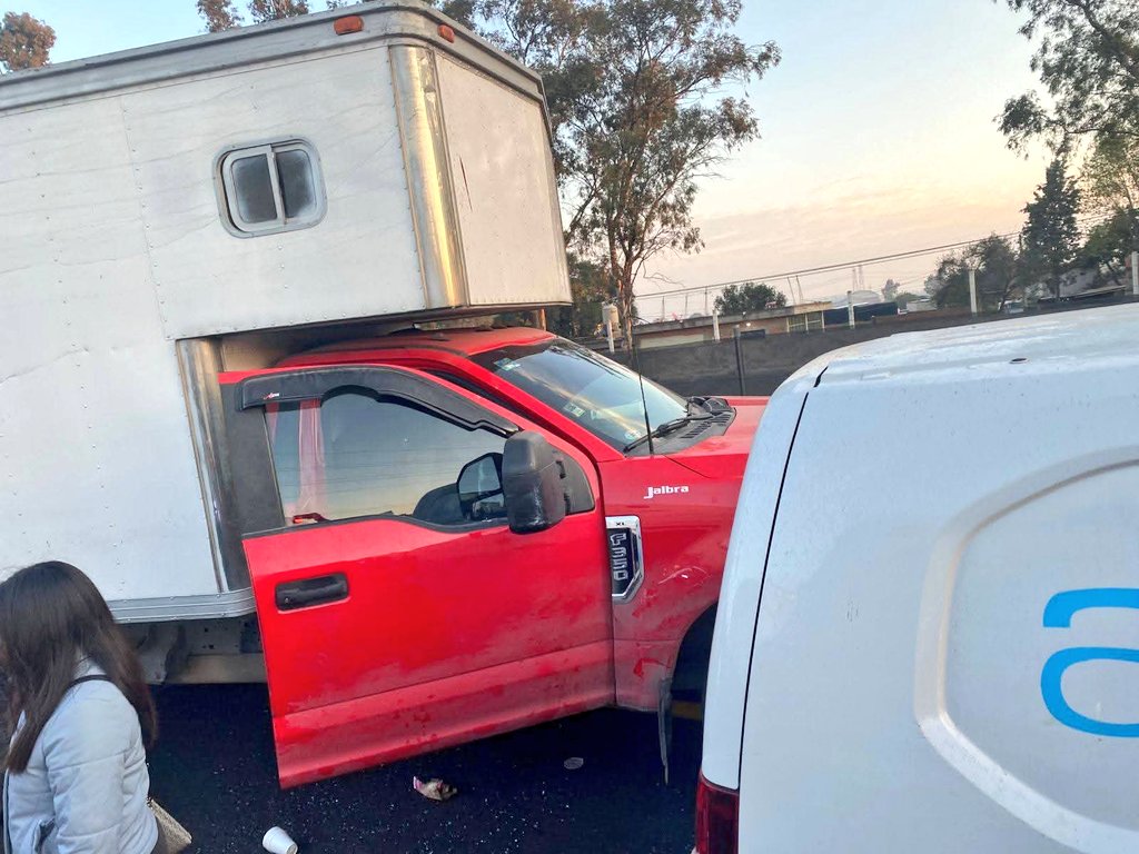 regionalpuebla's tweet photo. 🚧 Así se observa el choque múltiple ocurrido está mañana en la autopista México-Puebla, a la altura de Los Cochinitos, en San Francisco Ocotlán.

☝️ Las maniobras para el retiro de las unidades continúa, maneje con precaución en la zona. https://t.co/8lqh38mNQZ