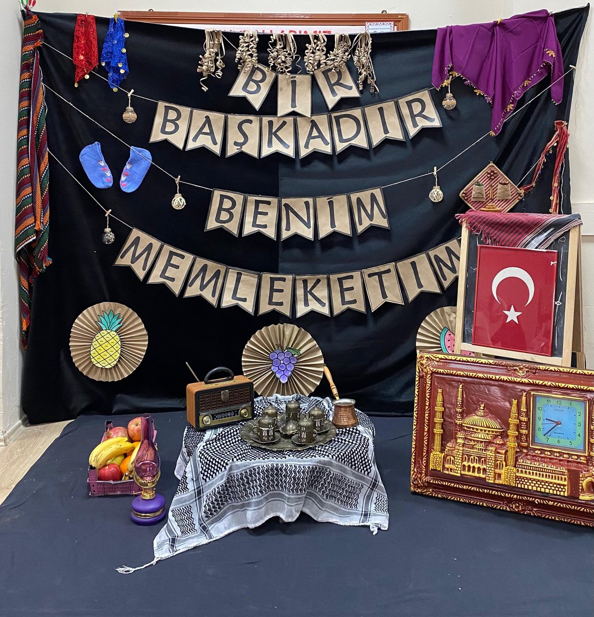 Balolukoo04's tweet photo. Ana sınıfı öğrencilerimizle Yerli Malı Haftası’nı yöresel kıyafetler ve kültürümüzü yansıtan sıcak bir ortam eşliğinde kutladık. Yerli üretimin önemini öğrenirken geleneklerimizi de tanımanın mutluluğunu yaşadık. 🇹🇷🌾 https://t.co/AFoUmAy7sN