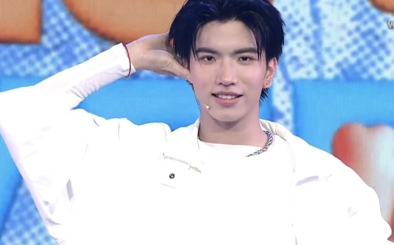 bebart00's tweet photo. พี่โชค เอนดิ้งแฟรี่ with ด้ายแดง 📿🍀

CLOVER NTY ON TPOP STAGE 

#TpopStagexCLO_VER
 @keenkeno_sp #keenkeno https://t.co/f1iSZAk5ZN