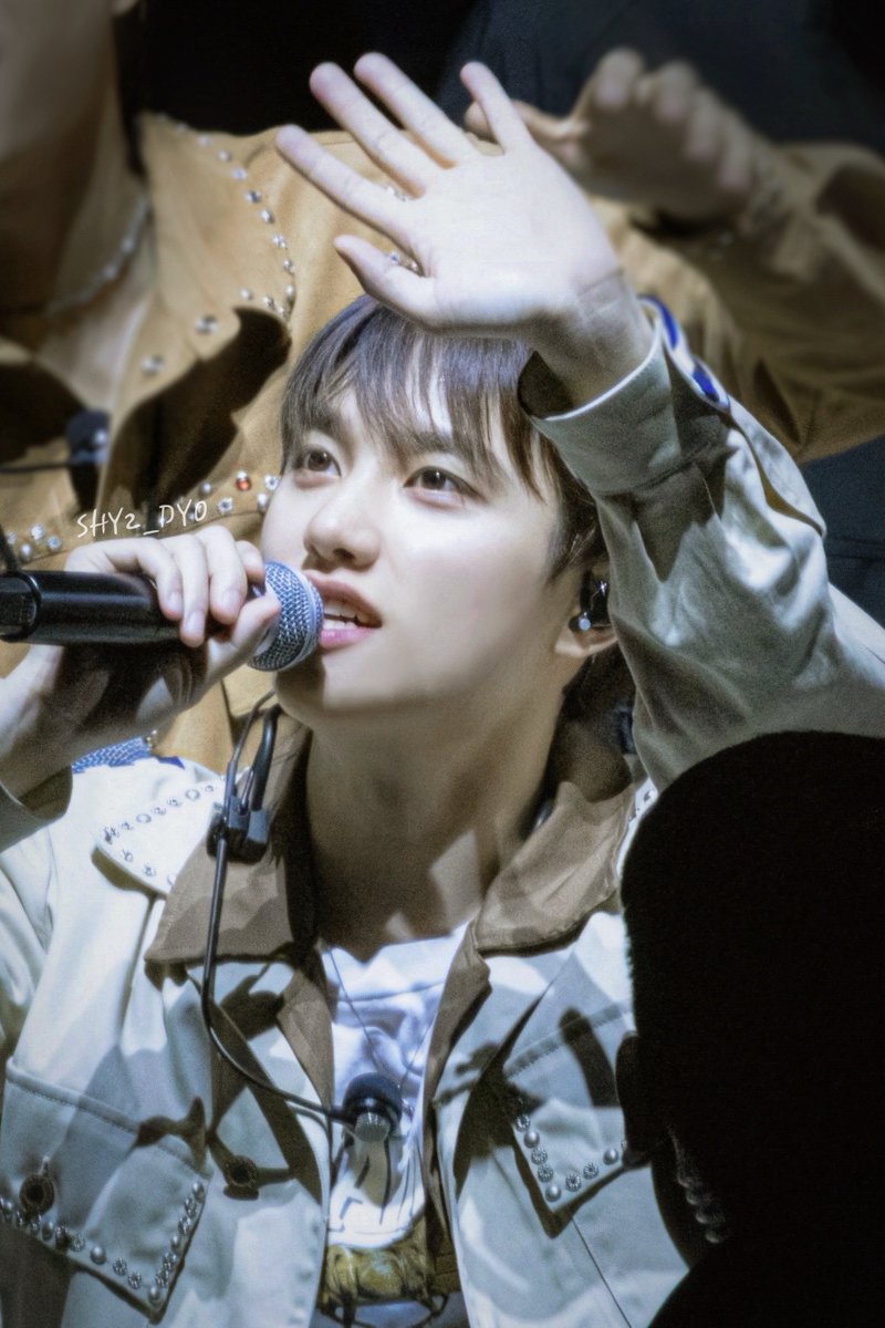 diidodyo112's tweet photo. 팬들 바라보는 경수님 눈빛이 넘 다정하고 따뜻해ㅜ.ㅜ https://t.co/jJqN648DdV