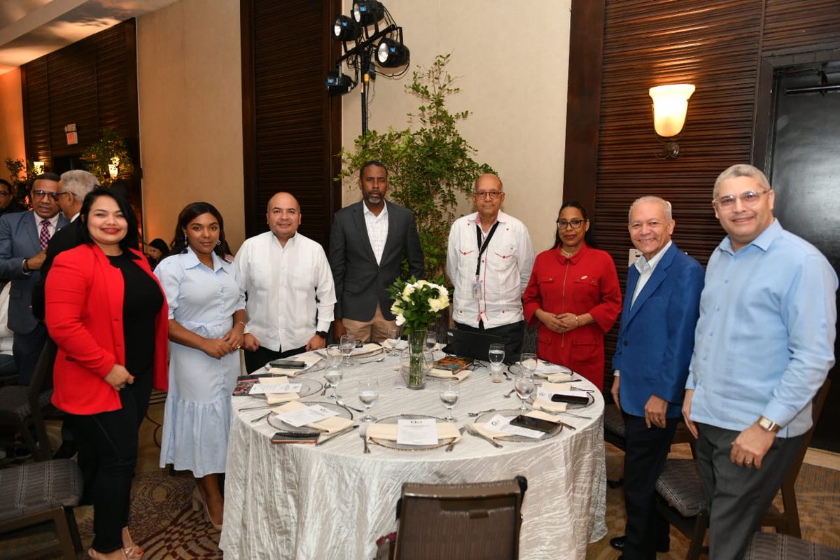 La #JuntaCentralElectoral presenta a líderes de opinión y comunicadores el diseño y los principales elementos de seguridad que tendrá la #NuevaCédulaRD.

El acto es encabezado por el #PlenoJCE, integrado por su presidente, Román Jáquez Liranzo (<a href="/RomnJquez/">Román Andrés Jáquez Liranzo</a>) y los miembros