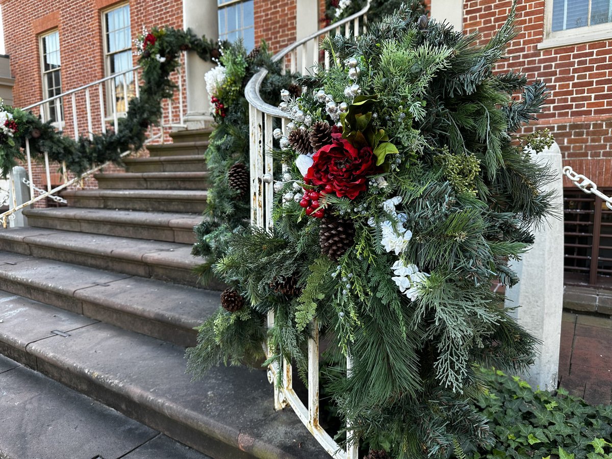 VisitNewBern's tweet photo. Step into the splendor of the season at Tryon Palace, where festive displays blend history and holiday cheer. 📸 Tryon Palace https://t.co/2XIwOoBvN9