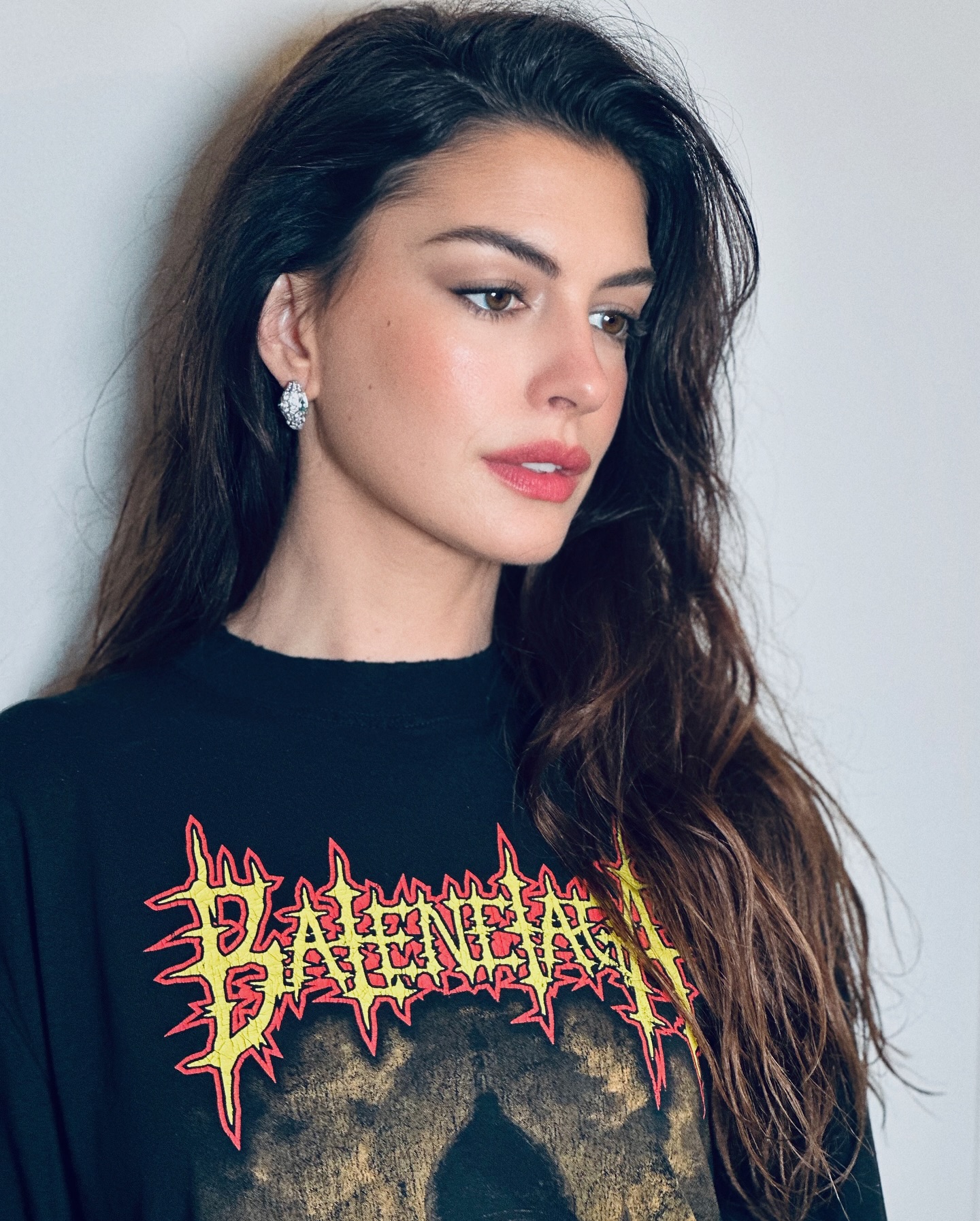 البرونزي القوي يسيطر على مكياج النجمات عام 2025.. إشراقة جريئة إليك أسرار تطبيق البلاشر والكريمات لإطلالة تخطف الأنظار. اكتشفي التفاصيل وطرق التطبيق #جمال 