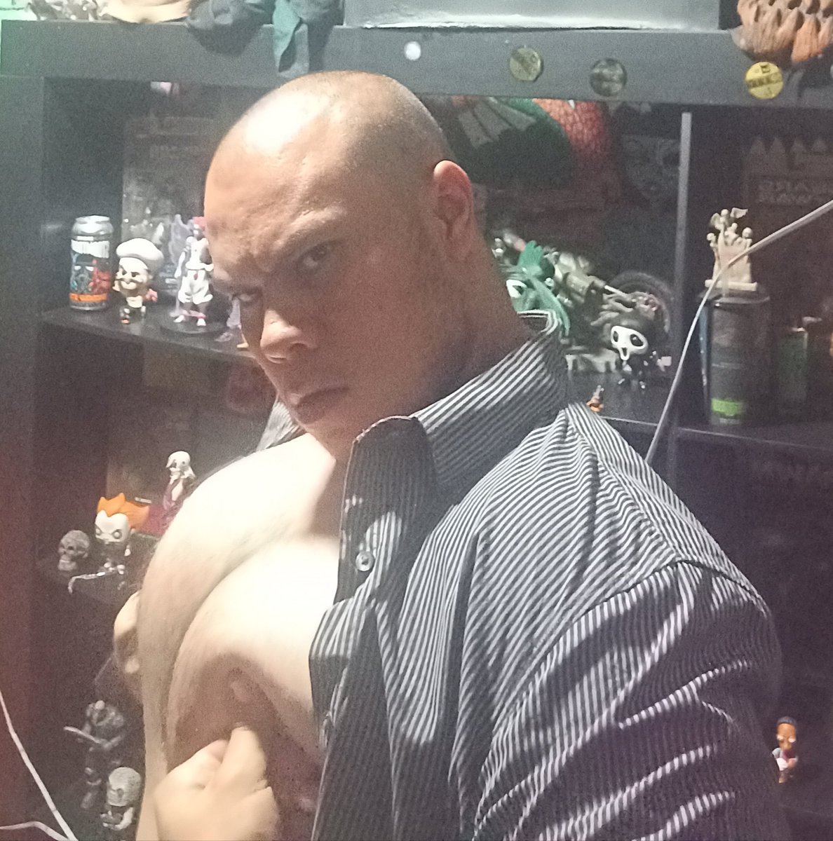 DanielMarquezWD's tweet photo. Squeeeeeze #pecs #bigpecs #manboobs #moobs #baratiddies #peloenpecho #pechopeludo #hairychest #gaybear #osogay #beefy #gainer #tetasdehombre #bigmoobs #bigchest #pechogrande #pectorales #chestday #diadepecho #breasts https://t.co/pxl7nqGRAF