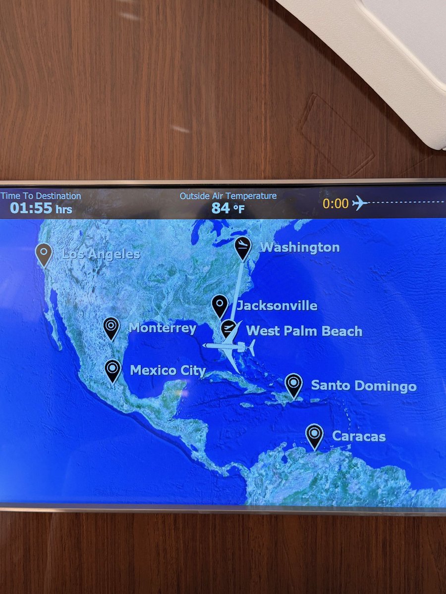 RicardoBSalinas's tweet image. Ayer invitaron a mi hijo @hugo_hss y a mí a jugar golf en la hermosa Florida, luego a visitar a unos amigos en Mar-a-Lago, y hoy nos toca cena navideña en Washington D.C. Así de útil resulta tener visa… y avión.

Les deseo de todo corazón que su fin de semana sea tan bueno y…