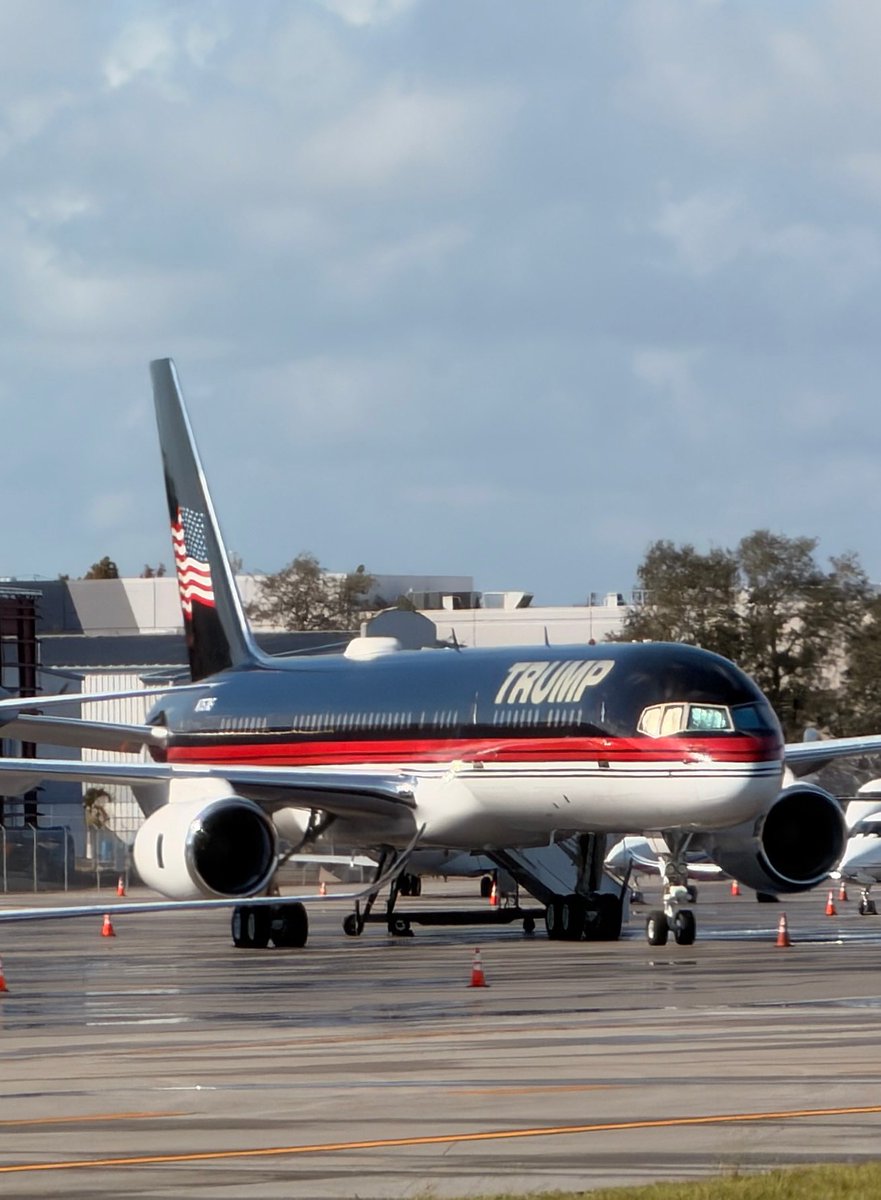 RicardoBSalinas's tweet image. Ayer invitaron a mi hijo @hugo_hss y a mí a jugar golf en la hermosa Florida, luego a visitar a unos amigos en Mar-a-Lago, y hoy nos toca cena navideña en Washington D.C. Así de útil resulta tener visa… y avión.

Les deseo de todo corazón que su fin de semana sea tan bueno y…