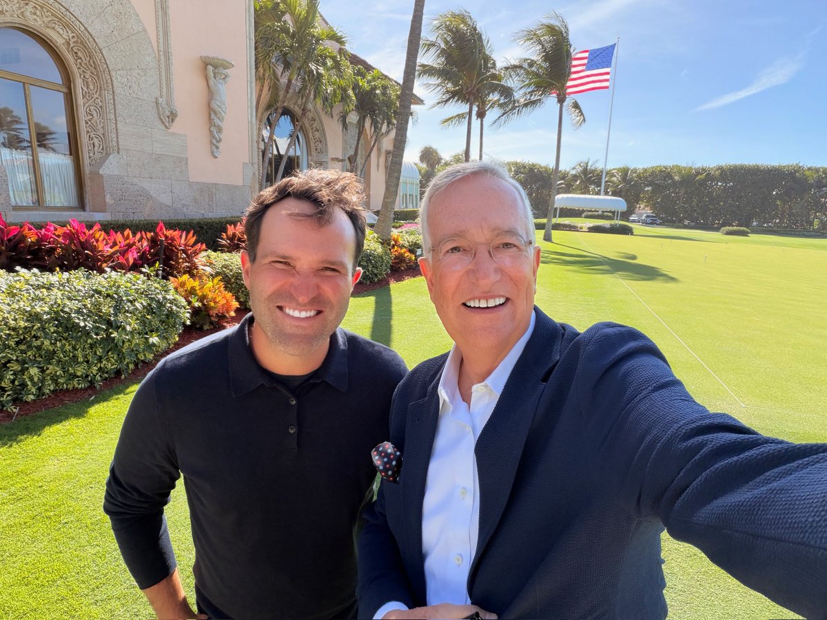 RicardoBSalinas's tweet image. Ayer invitaron a mi hijo @hugo_hss y a mí a jugar golf en la hermosa Florida, luego a visitar a unos amigos en Mar-a-Lago, y hoy nos toca cena navideña en Washington D.C. Así de útil resulta tener visa… y avión.

Les deseo de todo corazón que su fin de semana sea tan bueno y…