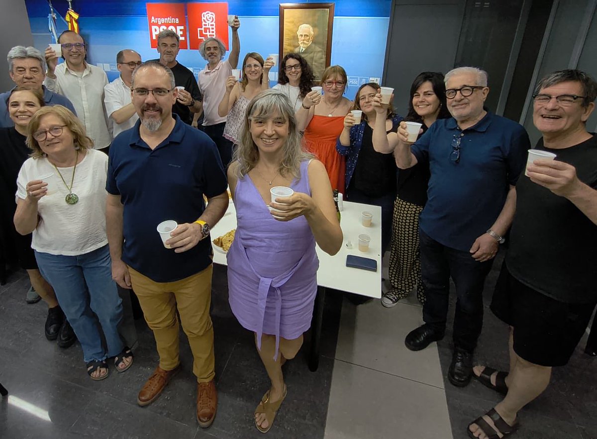 Brindis en el PSOE-Argentina con las y los artistas que colaboraron en las actividades culturales de 2025
<a href="/Cesarmogoz/">César Mogo</a> <a href="/PSOE/">PSOE</a> <a href="/gpssenado/">PSOE SENAOD</a> <a href="/PSOEUruguay/">PSOE Uruguay</a> <a href="/PsoeLugo/">PSdeG-PSOE Provincial Lugo</a>
