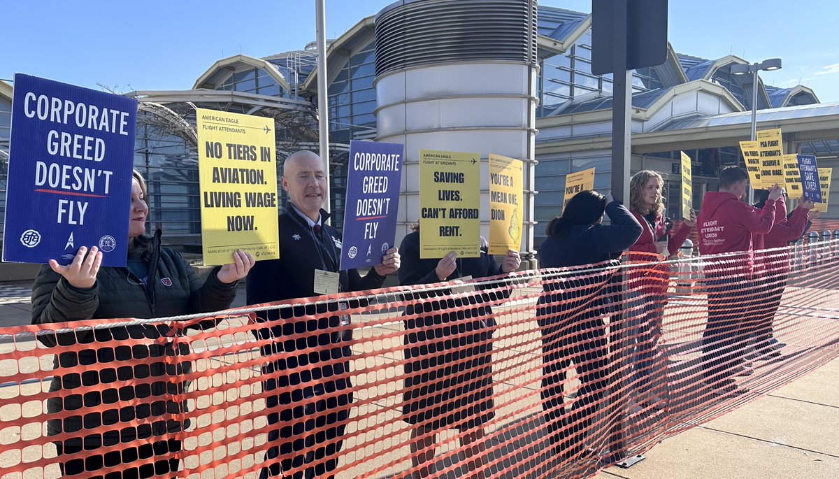 afa_cwa's tweet image. HAPPENING NOW: PSA Flight Attendants are holding a system-wide Day of Action at CLT, DAY, DCA, DFW, and PHL. We’re standing with our labor and community allies calling on AA &amp;amp; PSA management to deliver a  living wage #ContractNow. #1u