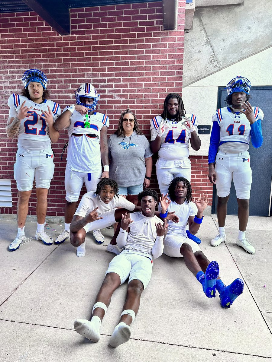 Erin Ellis 📚📝💙❤️ tweet media