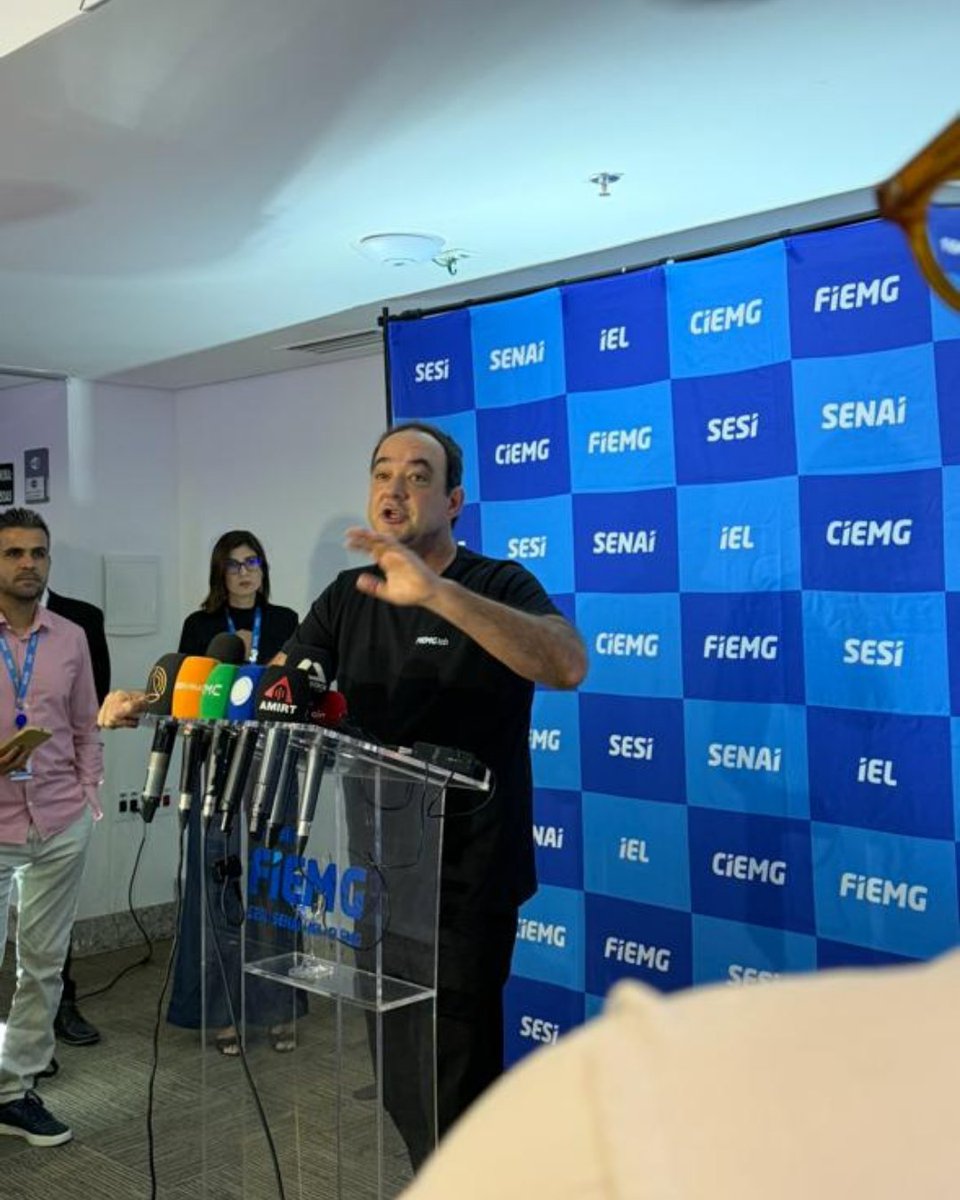 Estive no Almoço com a Imprensa do Sistema Fiemg, ao lado do presidente Flávio Roscoe (<a href="/flavioroscoe/">flavioroscoe</a>) e do economista-chefe João Gabriel. Um momento valioso para debater os desafios e as oportunidades que o próximo ano reserva para a nossa economia.