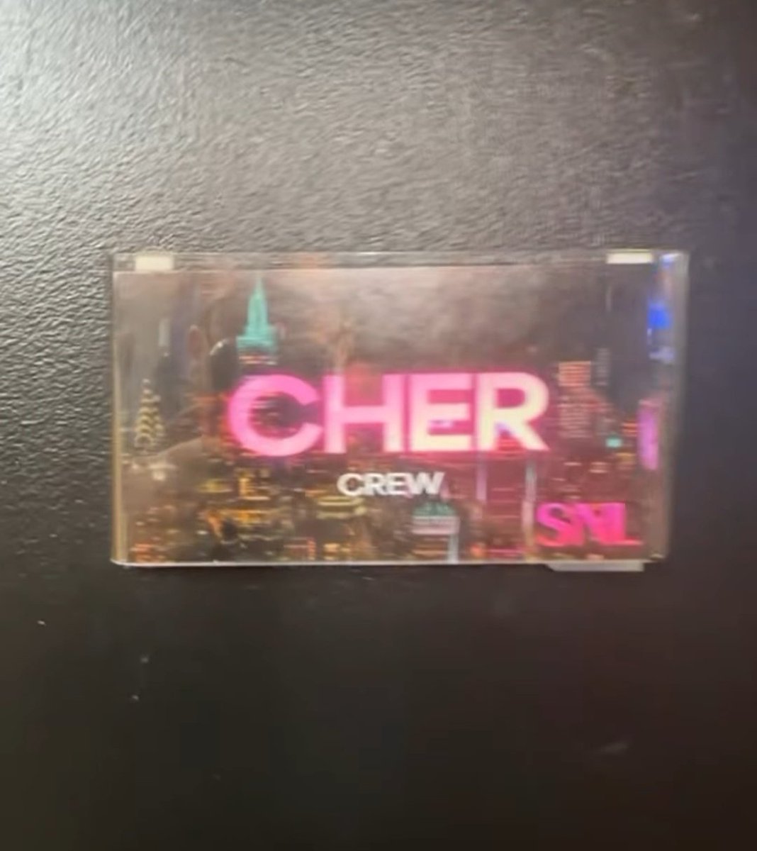 SiteCherBrasil's tweet photo. O #TeamCher está nos estúdios na NBC e compartilhou na rede ao lado um curto vídeo dos bastidores. Nas imagens podemos a placa do camarim da equipe que acompanhará a Cher como convidada musical do Saturday Night Live neste sábado https://t.co/dz9syfNKrz