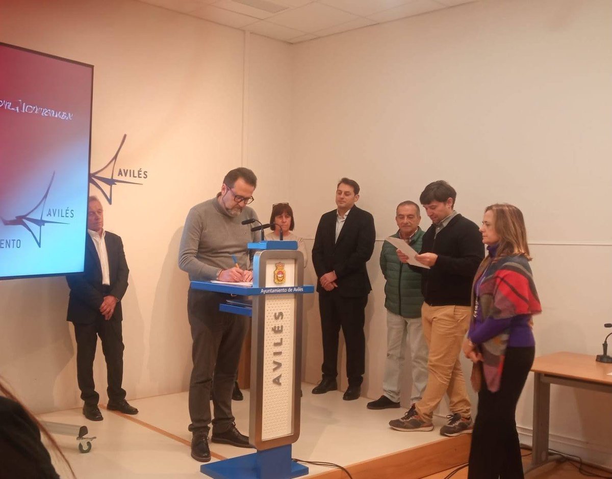 cc_aviles's tweet photo. ✨Firma del Convenio de colaboración con la UCAYC, tarjeta de fidelización "AQUÍ VUELVO" https://t.co/0bo1Fad7bw