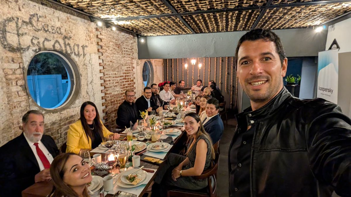 💚 Kaspersky celebró su cena de fin de año junto a sus socios y distribuidores en Guatemala. Una noche dedicada a reconectar, fortalecer alianzas y reconocer a quienes impulsan la misión de Kaspersky en la región, llevando nuestra tecnología, experiencia y compromiso a nuevos