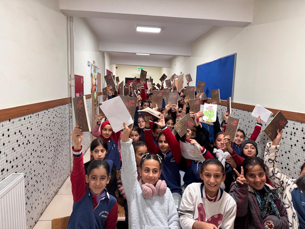 muratdogan7735's tweet photo. 📚 Okur-Yazar Buluşmalarımız devam ediyor...
Okuyacak çok kitabımız, gidecek uzun yolumuz var... https://t.co/z4yt4WLl4L