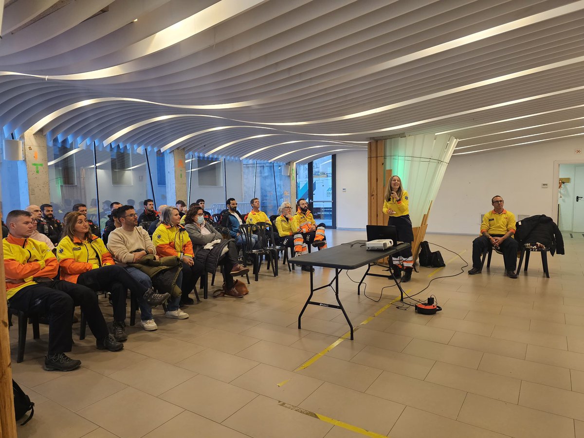 semgencat's tweet photo. 📸: Avui ha tingut lloc al Pont de Suert la ‘Jornada #IMA - Ribagorça i Pallars Sobirà’, dirigida a professionals sanitaris de la Vall d’Aran, l’Alta Ribagorça i el Pallars Sobirà (SEM, hospitals de referència i CAP), així com a diferents cossos d’emergències.

A més de l’exposició del Camió IMA, la jornada ha consistit en diferents tallers de triatge bàsic #START i avançat #META.