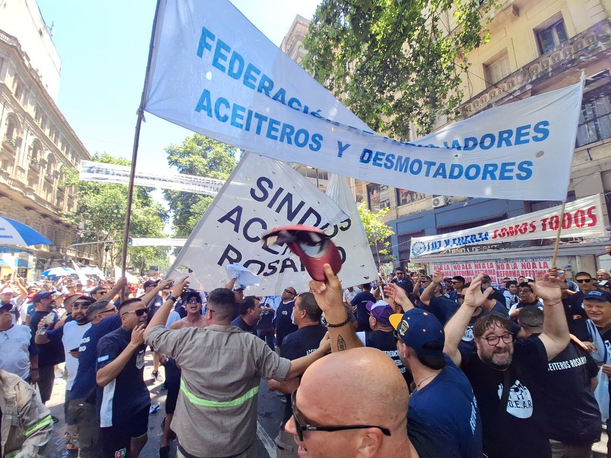 Desde la Federación Aceitera y Desmotadora paramos y movilizamos.

Contra la regresiva Reforma Laboral del gobierno nacional y los empresarios para los que gobierna. 

En defensa de todos los derechos de la clase trabajadora.