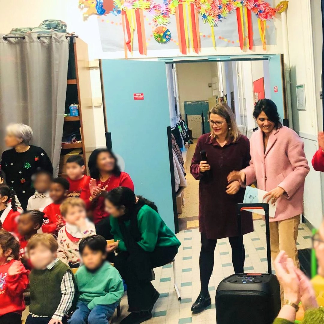 CDEdu16's tweet photo. La @CDEdu16 de la @mairiedu16 poursuit, sa tournée des écoles maternelles du #16eme afin d’offrir à chaque enfant un livre de Noël.
✅️ Cette action vient compléter la traditionnelle subvention "jouets" versée aux écoles de l’arrondissement par la @CDEdu16.
#initiativelocale https://t.co/GxLvY1IOr4