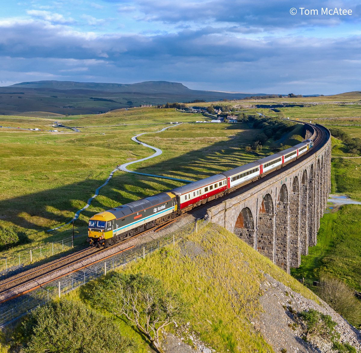 McateeTom's tweet photo. One of my fave images from flying drones over the past 5 years showcases 47712
crossing over Ribblehead Viaduct in the last embers of Summer light. 31st Aug 2020. 📸 ☀️
🎅 Gift Store ➡️🏞️🚂 https://t.co/ofSLbULaGy
#class47 #ribblehead #northyorks #photography #railways https://t.co/Eic6kdoh4Z