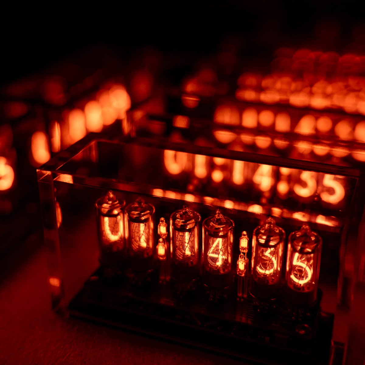 ニキシー管の時計たちは最終的な試運転に入っています。通販開始・お届けまでもう少しだけお待ちください…
（微妙に AI・CG っぽいですが本物の写真です）