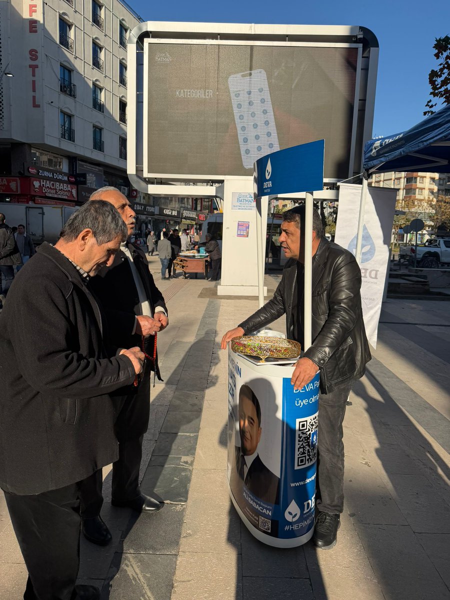 batmandadeva's tweet photo. İl Gençlik politikaları başkanımız Yusuf Ok işlek caddemizde açtığı stant’a il başkanımız şehmus Yılmaz katılımıyla vatandaşlarımızla Hasbihal edildi Genel Başkanımız sayın Ali Babacan’ın selamları iletildi 
@KaracaSeyit @av_msbasaran @UmutDayanan @mehmeterdogan54 #devabatman https://t.co/kCTaaBQc3B