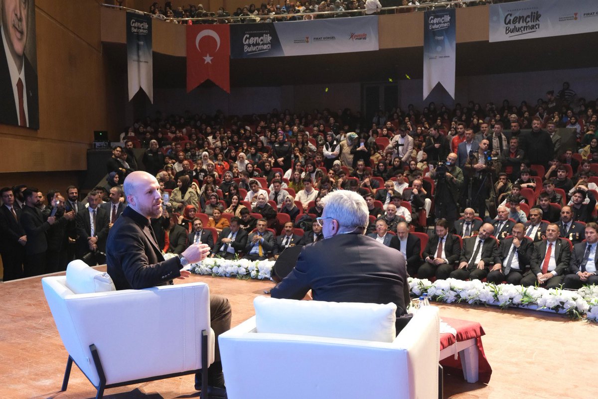 buyuksehirkm's tweet photo. Büyükşehir Belediye Başkanımız @firatgorgel ve Dünya Etnospor Konfederasyonu Başkanı Necmeddin Bilal Erdoğan, Mehmet Akif Ersoy Kültür Merkezi’nde gençlerle bir araya gelerek samimi sohbetler gerçekleştirdi. 

Katılımcıların sorularını büyük bir samimiyetle yanıtlayan Başkan Görgel ve Bilal Erdoğan, gençlerin bakış açılarını genişletirken, motivasyonlarını da artırdı.