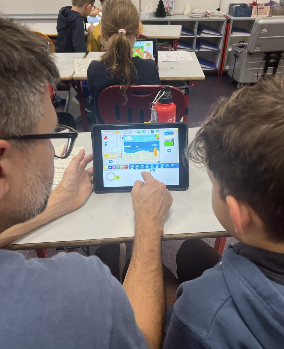 Numerique92's tweet image. Les classes de CM d’Issy ont découvert Scratch.
✨ Après une présentation par l’#ERUN92 , ils ont codé en autonomie avec des défis.
📅 En janvier, de nouveaux défis seront réalisés avec l’enseignante.
Premier pas vers la #programmation , chacun a son rythme. 
#Scratch  #Codage