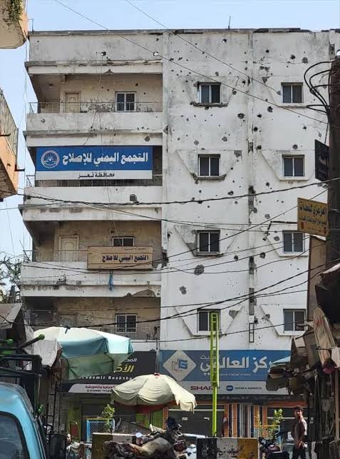 تصعيد خطير ضد محافظة #تعز بتفجير عبوة ناسفة في مقر التجمع اليمني للاصلاح وم.ق.تل واصابة عدد من المواطنين بينهم نساء واطفال في الهجوم. تعز تدخل مرحلة جديدة من الحرب المباشرة ويبدو ان المستفيد لن يتوقف قبل ان تخضع تعز لسيطرته مثل حضرموت والمهرة
#انطونيو_غوتريش 
#السعوديه_الامارات