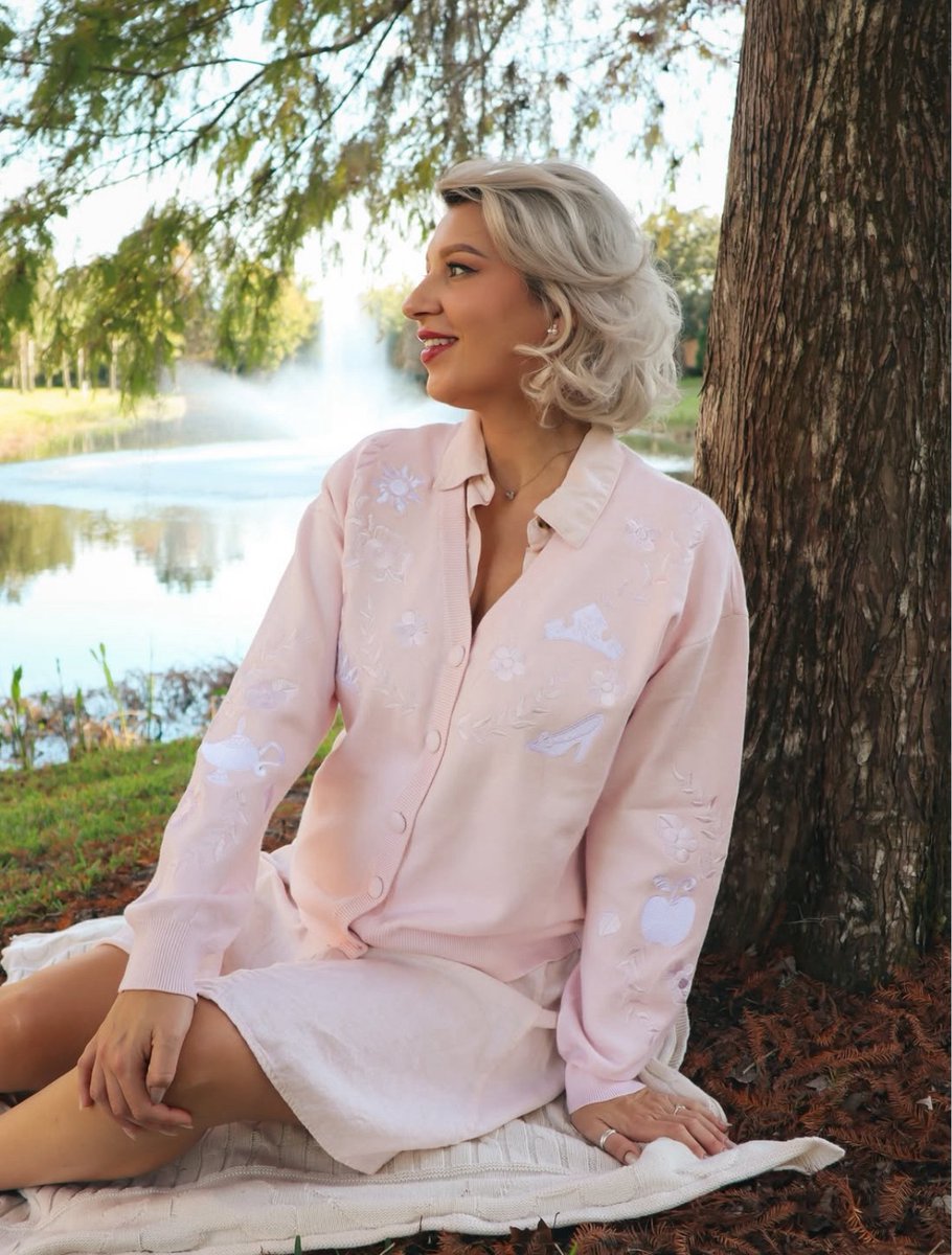 HerUniverse's tweet photo. Wrapped in a little fairytale magic ๐ค๐ https://t.co/jfcGLa4Tbp
๐ธ theabbiestplaceonearth #HUCommunity https://t.co/evi4Jv996j