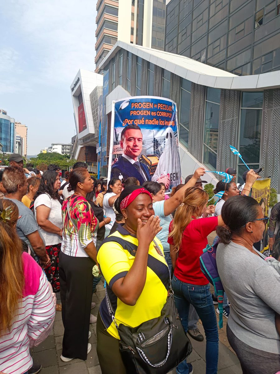 PedritoExtranja's tweet image. Plantón ciudadano para denunciar el silencio de la Corte Constitucional ante la designación ilegal de Carlos Alarcón como Fiscal General 
Mario Godoy nos debe responder por qué la Judicatura no actúa en casos q afectan al gobierno y persiguen a sus opositores en Navidad