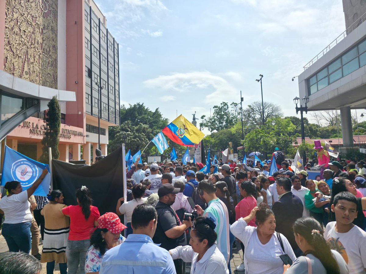 PedritoExtranja's tweet image. Plantón ciudadano para denunciar el silencio de la Corte Constitucional ante la designación ilegal de Carlos Alarcón como Fiscal General 
Mario Godoy nos debe responder por qué la Judicatura no actúa en casos q afectan al gobierno y persiguen a sus opositores en Navidad