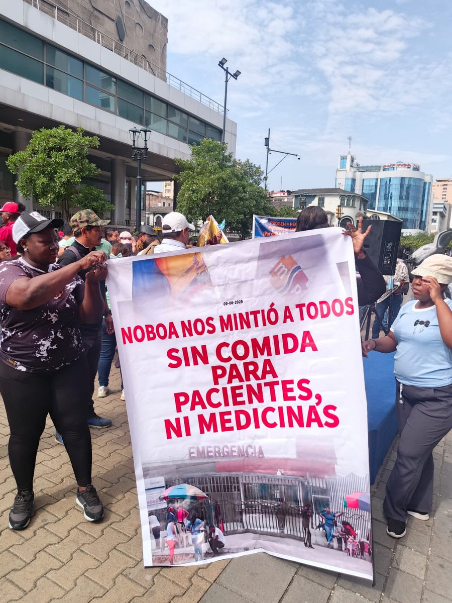 PedritoExtranja's tweet image. Plantón ciudadano para denunciar el silencio de la Corte Constitucional ante la designación ilegal de Carlos Alarcón como Fiscal General 
Mario Godoy nos debe responder por qué la Judicatura no actúa en casos q afectan al gobierno y persiguen a sus opositores en Navidad